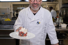 Miguel Pinto Luz num copo de fruta com merengue na cozinha