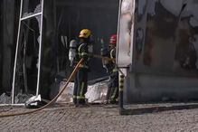 Incêndio em armazéns no concelho de Paredes em fase de rescaldo 
