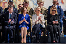 O presidente ucraniano Volodymyr Zelenskyy, à direita, cumprimenta a presidente da Comissão Europeia, Ursula von der Leyen, em Kiev, na Ucrânia, esta quarta-feira, 15 de julho de 2026