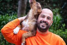 Pedro Emanuel Paiva com um cachorro, prova de que os animais são anjos da guarda