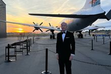 Chesley Sullenberger com um avião ao pôr do sol