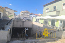 Queda de idosa em escadaria com elevador avariado