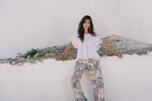 Modelo posa para campanha de verão com calças estampadas