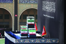 125 dias depois de Ali Khamenei ter sido morto, com vários membros da família, no início da guerra, as cerimónias fúnebres do Líder Supremo começaram na Grande Mosalla de Teerão 