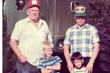 Esta fotografia, cedida pela família na quinta-feira, 16 de julho de 2026, mostra membros da família de Kyle Bylin em Adams, Dakota do Norte, na década de 1990. Da esquerda para a direita: Bud Bylin, Darren Bylin, Kyle Bylin e Keith Bylin