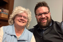 Esta fotografia, cedida por Kyle Bylin, mostra-o com a sua mãe biológica, Liz O'Toole, a 4 de abril de 2025, em Minneapolis