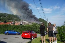 O fumo sobe por cima das casas geminadas em chamas na aldeia de Krokstadelva, em Drammen, na Noruega, esta sexta-feira, 17 de julho de 2026