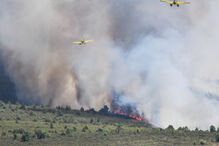 Dois aviões combatem incêndio florestal a norte de Madrid, com mais de 12 mil hectares destruídos