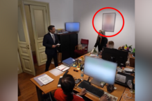 André Ventura apaga digitalmente fotos com o seu rosto penduradas nos gabinetes do Chega no Parlamento