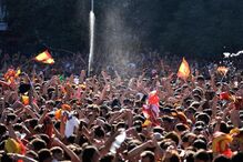 Praças de cidades espanholas voltam a encher-se 16 anos depois para assistir à final do Mundial 2026