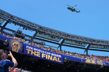 Trump chega de helicóptero a East Rutherford para assistir à final do Mundial. Presidente vai entregar troféu