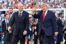 Trump entrega o troféu à seleção de Espanha, a Campeã do Mundo