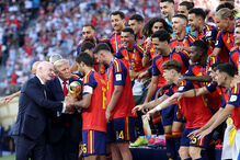 Trump entrega o troféu à seleção de Espanha, a Campeã do Mundo