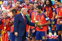 Trump entrega o troféu à seleção de Espanha, a Campeã do Mundo