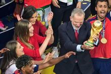 Felipe VI, Letizia, Leonor e Sofia após conquista do Mundial