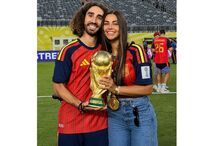 Casal espanhol celebra com a Taça do Mundo em campo