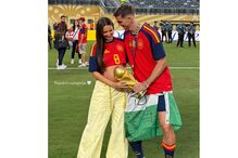 Casal celebra a vitória na Taça do Mundo FIFA 2026 com troféu