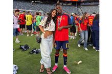Casal celebra no relvado do estádio, em Nova Iorque, após jogo da FIFA World Cup