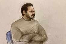 Este esboço da desenhista judicial Elizabeth Cook mostra Joshua Kerry, de 28 anos, a comparecer no Tribunal de Magistrados de Westminster, em Londres, na terça-feira, 21 de julho de 2026, acusado do homicídio da deputada Ann Widdecombe
