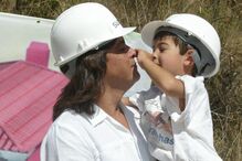 Cantor com o filho ao colo