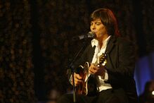 Luís Represas canta na 11.ª  festa de aniversário da TVI