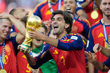 Ferran Torres celebra a vitória com a Taça do Mundo ao lado da equipa