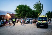 Pessoas retiradas do município de Aldea del Fresno chegam ao centro desportivo de Villamanta, Madrid, Espanha 