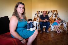 Mãe pede justiça por malformações da filha, que nasceu com uma perna mais curta e três dedos numa mão