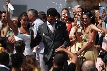 Casal celebra casamento com chuva de pétalas
