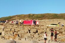 Um banhista é assistido por equipas de emergência na praia do Cabedelo, em Vila Nova de Gaia