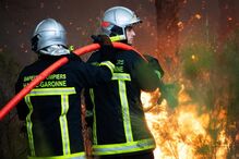Macron convoca reunião de emergência enquanto incêndios em França obrigam à retirada de mais de 250 mil pessoas de casa