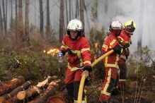 Bombeiros combatem incêndios no sudoeste de França 