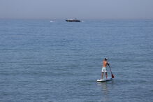 Homem a praticar stand up paddle
