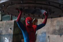 Homem-Aranha segura estrutura pesada