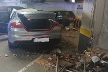 Porsche despista-se e destrói três carros em parque de estacionamento de hotel em Cascais. Duas pessoas ficaram feridas