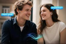 O casal usa fones de ouvido sem fio e sorri