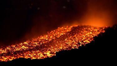 Monte Etna deslumbra com espetáculo de lava incandescente