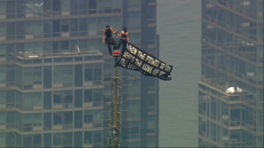 Dupla escala Empire State Building e exibe faixa sobre o “poder do amor”