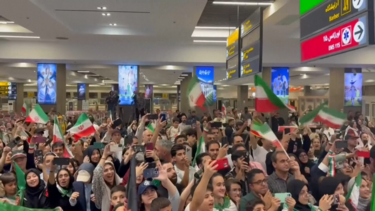 Seleção do Irão é recebida em festa ao regressar a casa após eliminação do Mundial