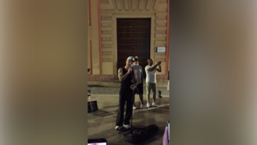 Robbie Williams surpreende fãs ao cantar um dos seus maiores êxitos nas ruas de Sevilha