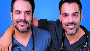 Médicos gémeos detidos por esquema fraudulento para obtenção de reforma são famosos nas redes sociais