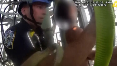 Imagens de bodycam mostram polícias a deter casal que escalou o Empire State Bulding