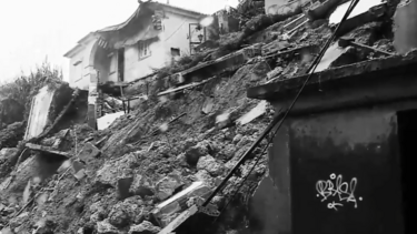 Perderam tudo nas tempestades e agora lutam para não ficarem sem as próprias casas