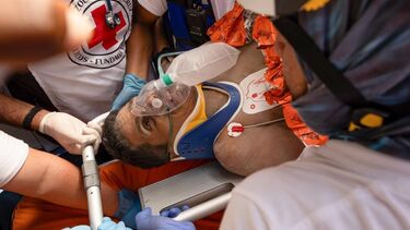 Hernán esteve 8 dias soterrado. Foi salvo por uma guarita de cimento que resistiu ao sismo e ao colapso do prédio