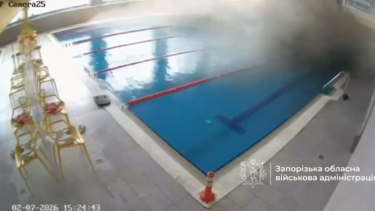 O momento em que míssil russo atinge piscina coberta no sul da Ucrânia