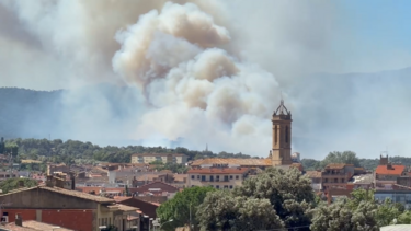 Incêndio de grandes dimensões alastra na Costa Brava e obriga milhares a permanecer em casa
