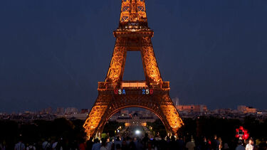 Torre Eiffel ilumina-se com as cores da bandeira dos EUA pelos 250 anos da independência