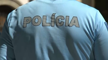 Homem corta pulseira que o mantinha em domiciliária para chegar a vítima e é impedido pela PSP