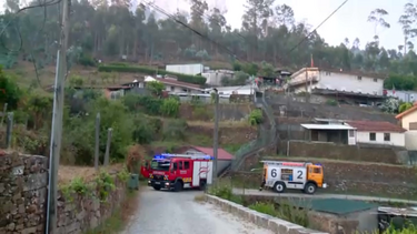 Incêndio em Santo Tirso chegou a ameaçar casas