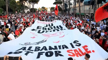 Protestos voltam a reunir milhares nas ruas de Tirana, na Albânia